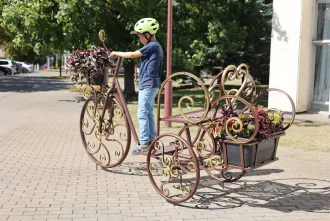 Цветник перед драмтеатром, на котором можно сидеть. Фотофакт
