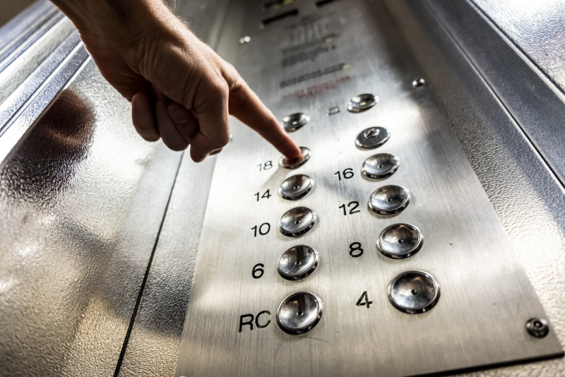 Может ли лифт упасть и что делать, если застрял в кабине?