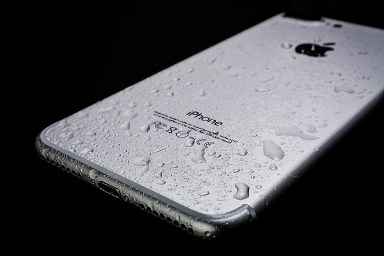 Apple запретила сушить мокрый iPhone в рисе