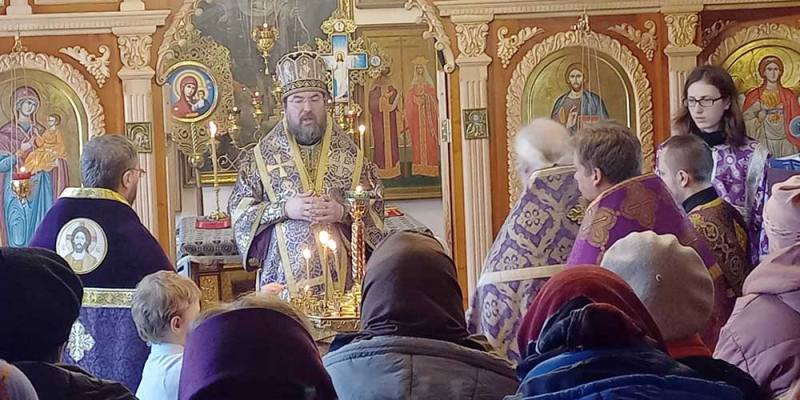 Божественную Литургию в храме преподобного Сергия Радонежского п. Туголица