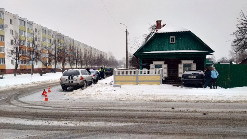 На том же месте… На аварийном перекрестке в Бобруйске машина снова протаранила забор