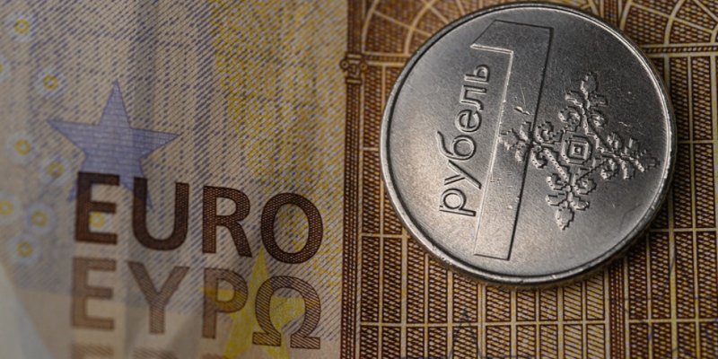 Доллар и евро прибавили по копейке. С какими курсами начинается неделя