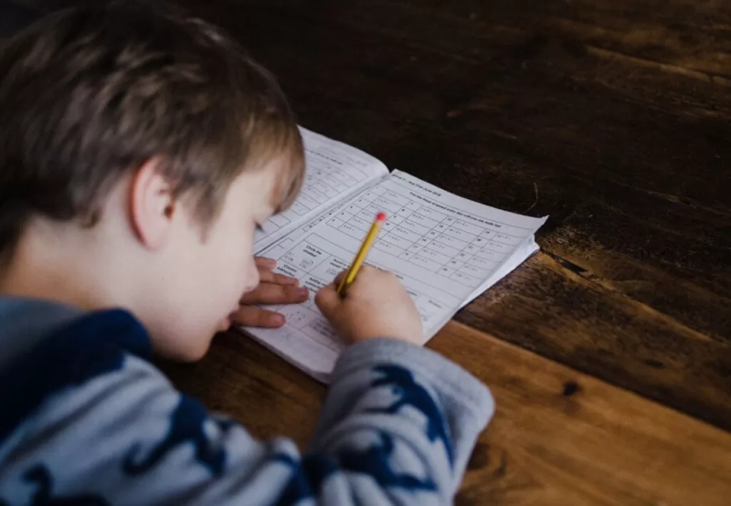 Сколько времени должно занимать у школьников выполнение домашнего задания, и что говорят об этом родители