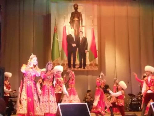 Выход в театр драмы и комедии имени В. И. Дунина-Марцинкевич