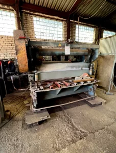 Гильотинные ножницы