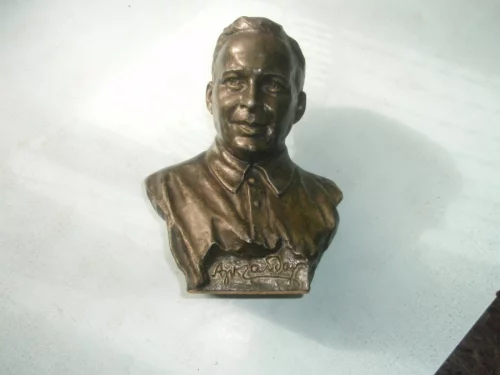 Антиквариат-редкий бюст писателя. 1956г