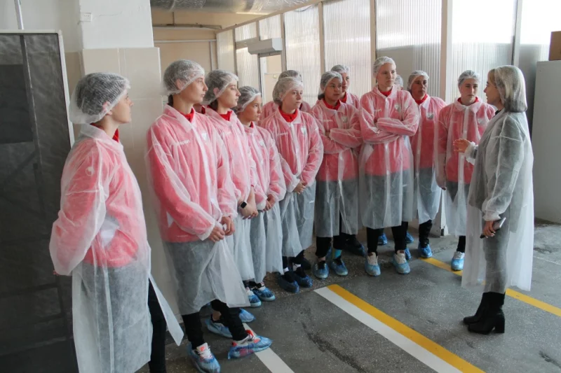 Женская команда «Белшина» посетила «самое сладкое» предприятие Бобруйска