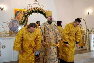 Епископ Бобруйский и Быховский Серафим возглавил Божественную литургию в храме Евфросинии Полоцкой в честь праздника Воздвижения Креста Господня