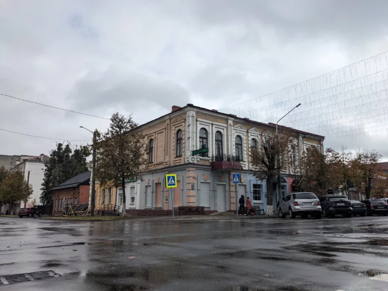 «Будет как в 1903»: в доме рядом с драмтеатром идет ремонт