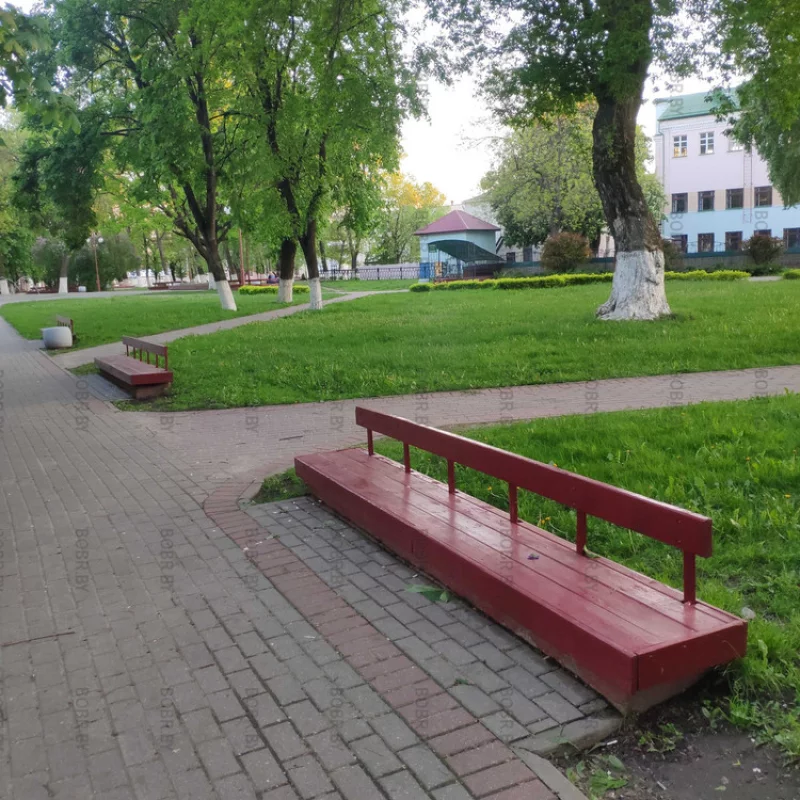 Скамейка высотой 25 см, самый раз как для карликов.