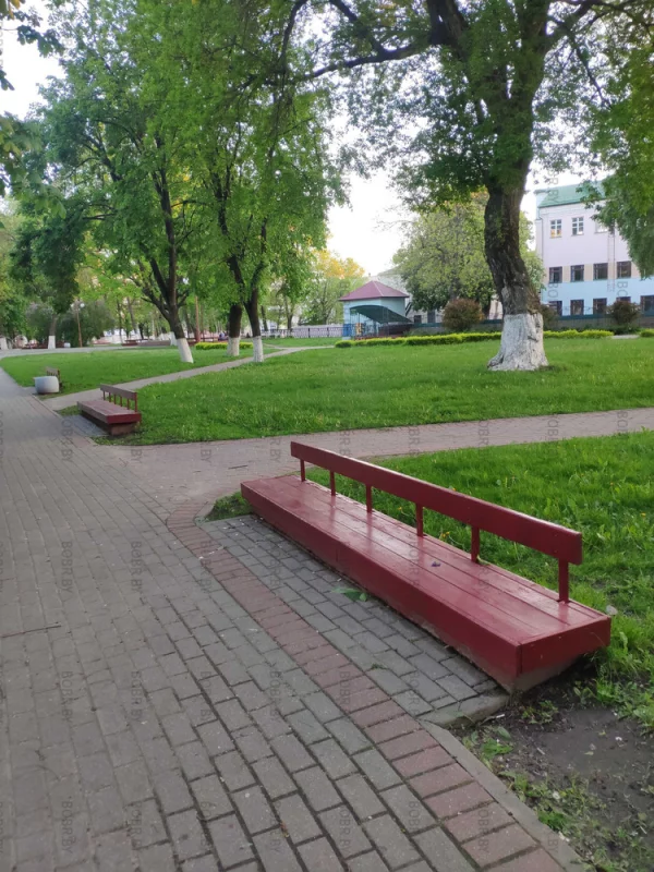 Скамейка высотой 25 см, самый раз как для карликов.