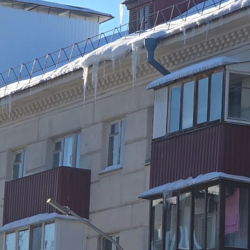 Какая красивая сосулька, Интересно что будет если она кому-нибудь на голову упадёт?