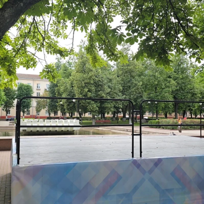 Возле фонтана на площади Ленина установили сцену