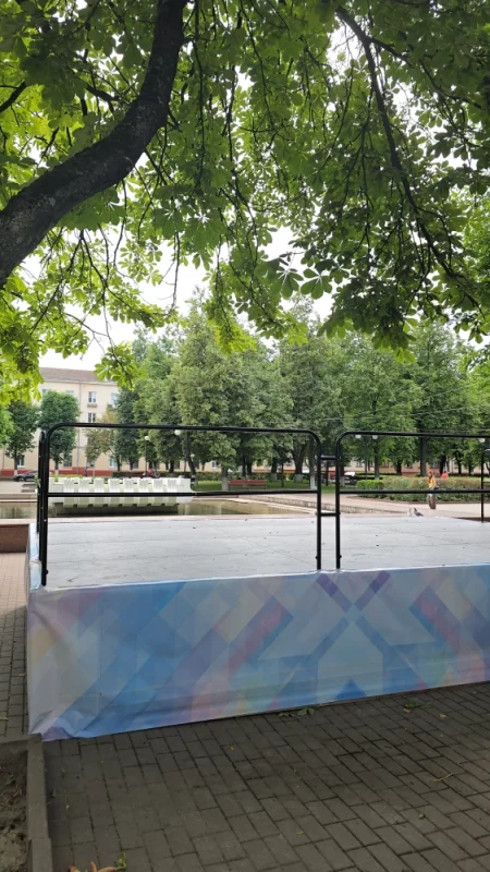 Возле фонтана на площади Ленина установили сцену