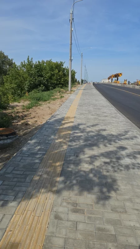 Шикарный тротуар на обновлённой части путепровода. Жаль не до конца закончен