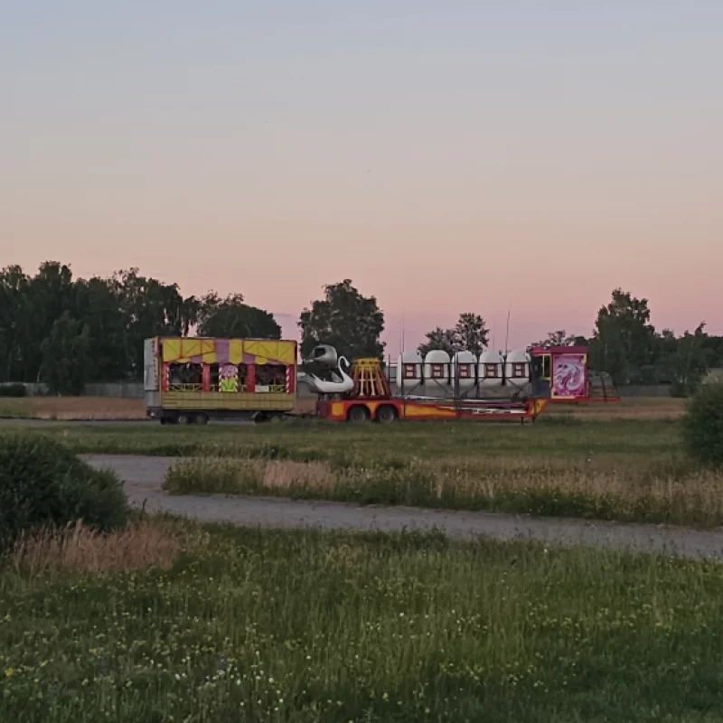 На площадку недалеко от Арены привезли аттракцион