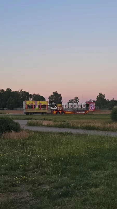 На площадку недалеко от Арены привезли аттракцион