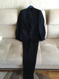 Продам новый стильный костюм