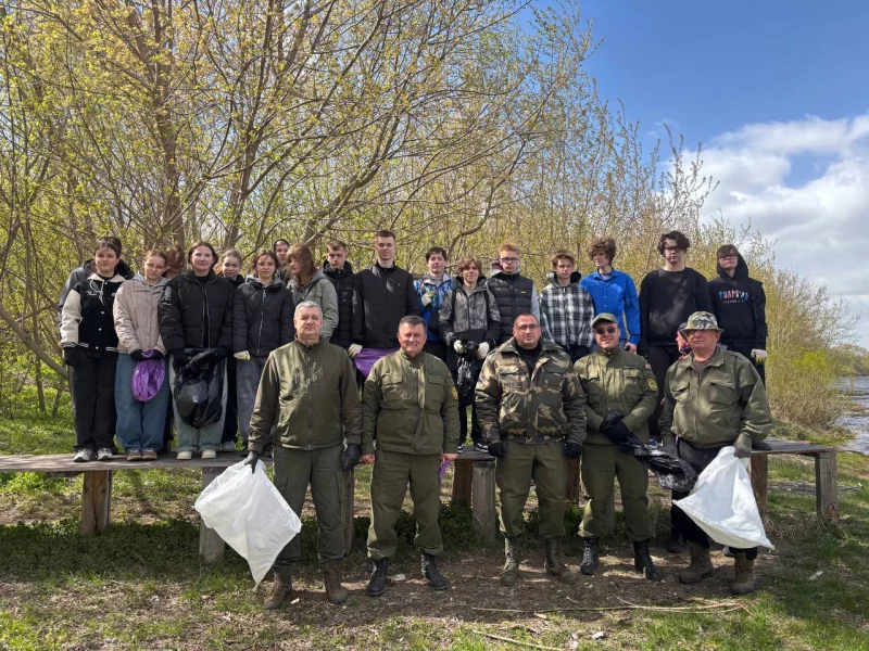 В Бобруйске на берегу Березины прошла акция «Беларусь синеокая»: собрано 20 мешков мусора
