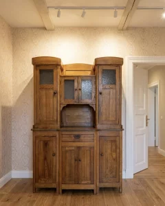 Старинный буфет (сервант), массив дерева. Идеален под реставрацию