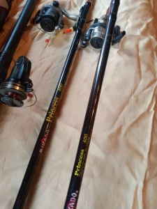2 спиннинга с катушками, с лесками, чехол