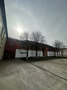 Двухэтажное здание административно-хозяйственного назначени