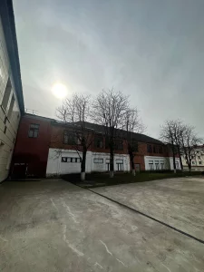 Двухэтажное здание административно-хозяйственного назначени