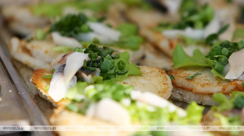 «Лунiнецкiя клубнiцы», «Жабiнкаўскi дранiк», бобруйский «СмакFEST» - где еще попробовать национальную кухню