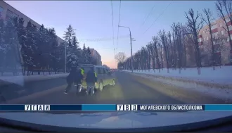 Сотрудники ГАИ пришли на помощь бобручанке в сильный мороз