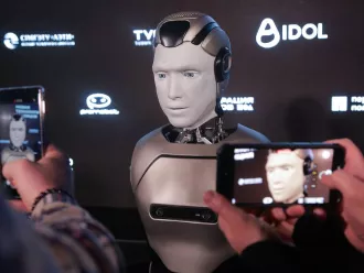 В России представили робота Aidol. Он упал на сцене во время презентации. Видео