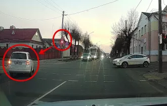 Проезд на запрещающий сигнал в Бобруйске в час пик: очевидец поделился записью