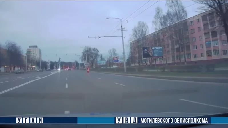 В Бобруйске подросток-мотоциклист проехал на красный прямо на глазах ДПС