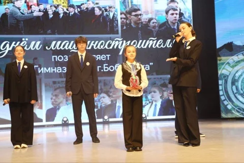 Ученики гимназии №2 поздравили машиностроителей Бобруйска