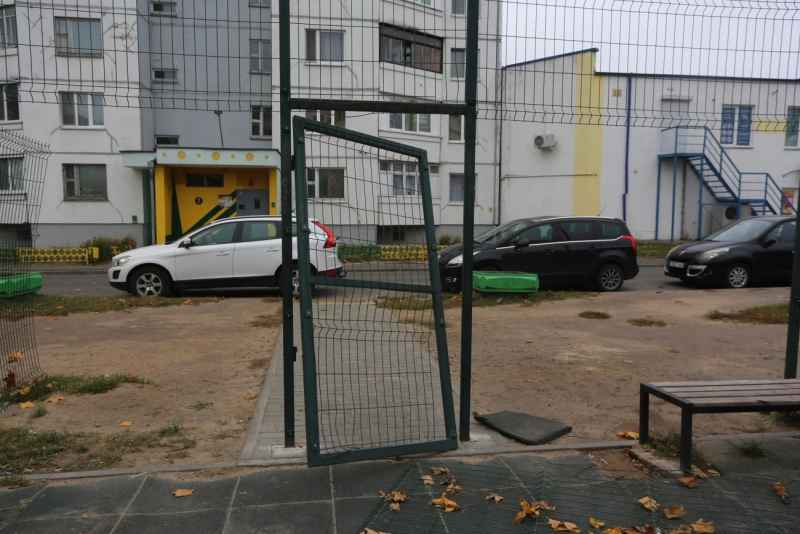 «Мяч оставил вмятину на дверце авто» - на пр.Строителей в Бобруйске дети играют в футбол без ограды и ворот