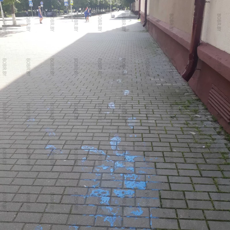 Следы возле универмага