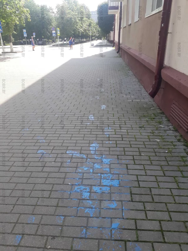 Следы возле универмага