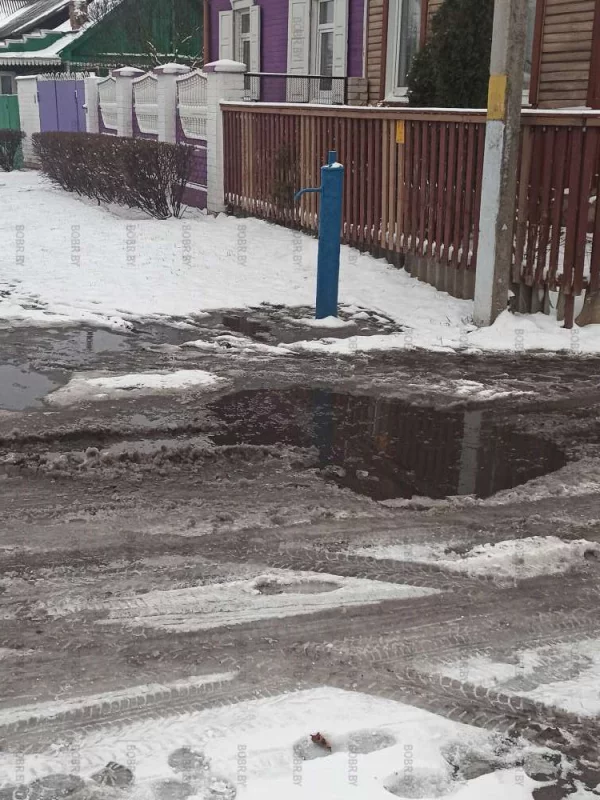 Людям по лужам ходить за водой