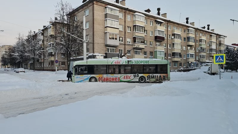 Троллейбус сел на пузо на пересечении социалистической и Островского