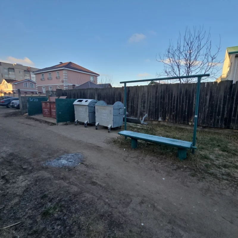 Отличное место для размещения скамейки, прямо обок с мусорным контейнером.