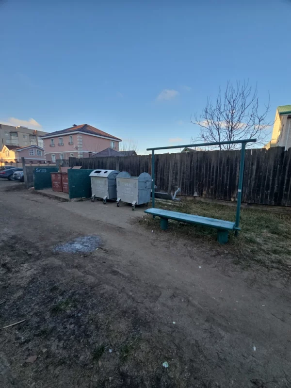 Отличное место для размещения скамейки, прямо обок с мусорным контейнером.