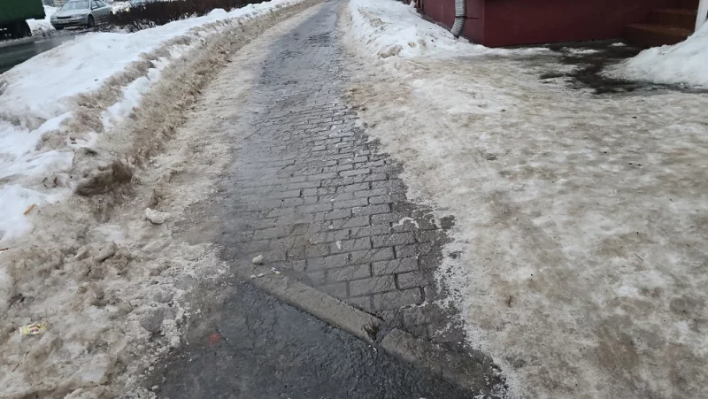 Тротуары, особенно на спусках к переходам, очень скользкие. Нужно быть очень осторожным, чтобы не упасть