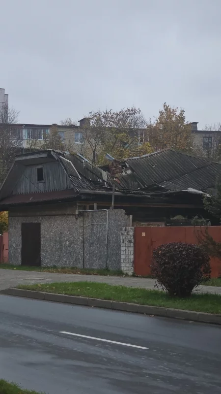 Дом с проваленной крышей