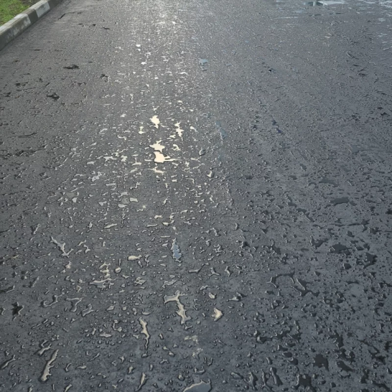 Новый асфальт взамен разбитого