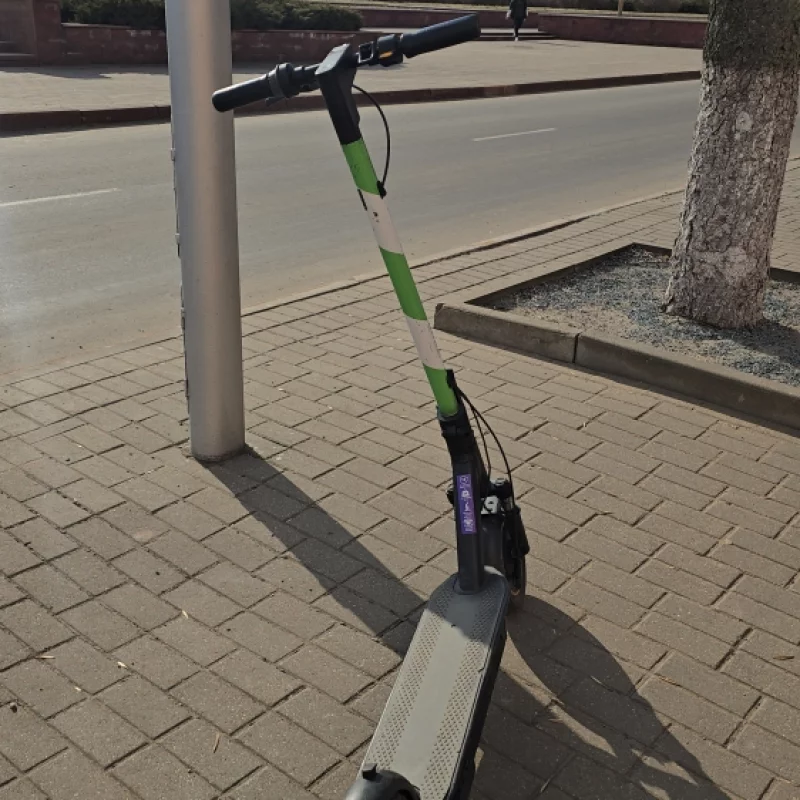 На улицах города появились самокаты, значит настоящая весна наступила и холодов больше не будет.