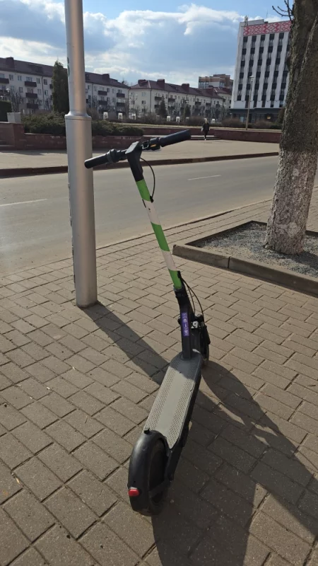 На улицах города появились самокаты, значит настоящая весна наступила и холодов больше не будет.