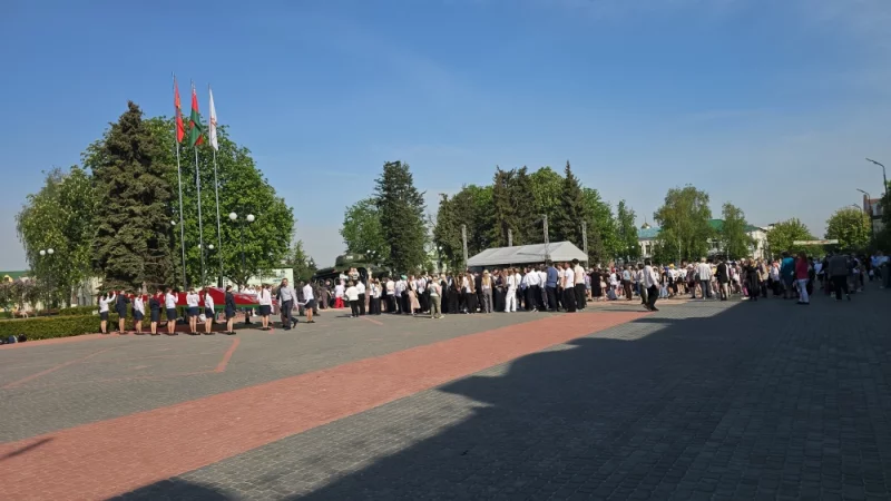 На площади Победы движуха