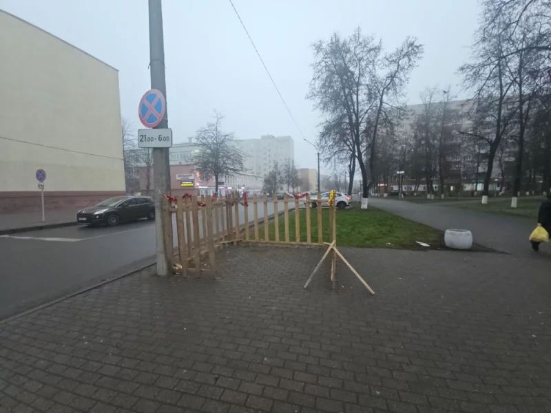 Возле Дома связи установлены загородки для продажи елок