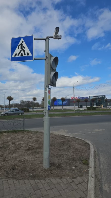 На светофоры возле Этажерки установлены таблички. Теперь можно не спешиваться