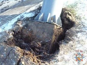 Сильный ветер повредил рекламные щиты: пострадавших нет
