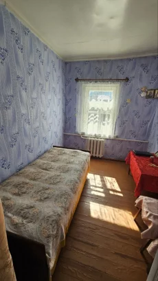 Часть жилого деревянного дома в городе